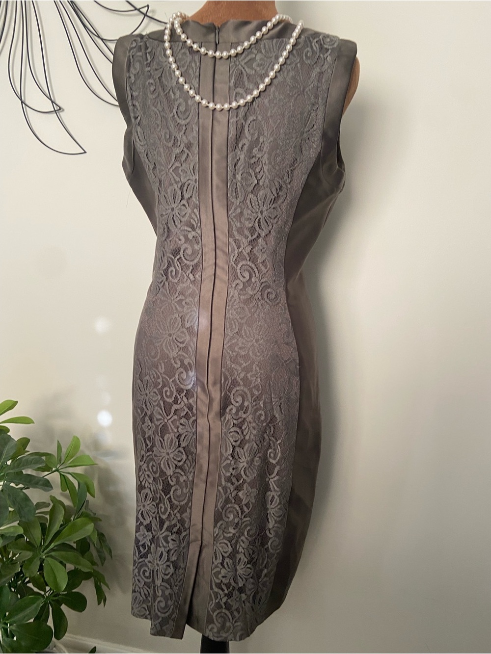 Signature by Sangria Grey Satin & Lace Panel Sheath Cocktail Dress NWOT size 8 - Picture 6 of 15